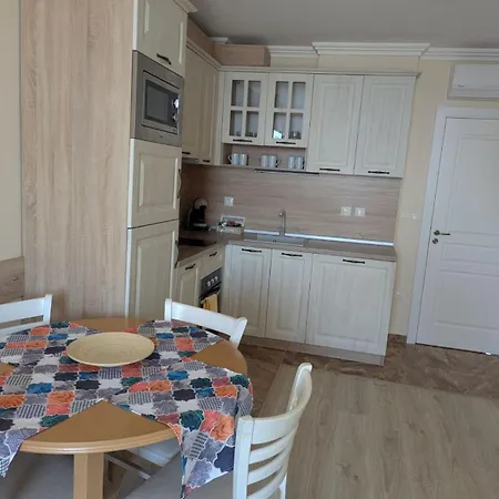 Burgas Beach Resort Apartments 3* Бургас